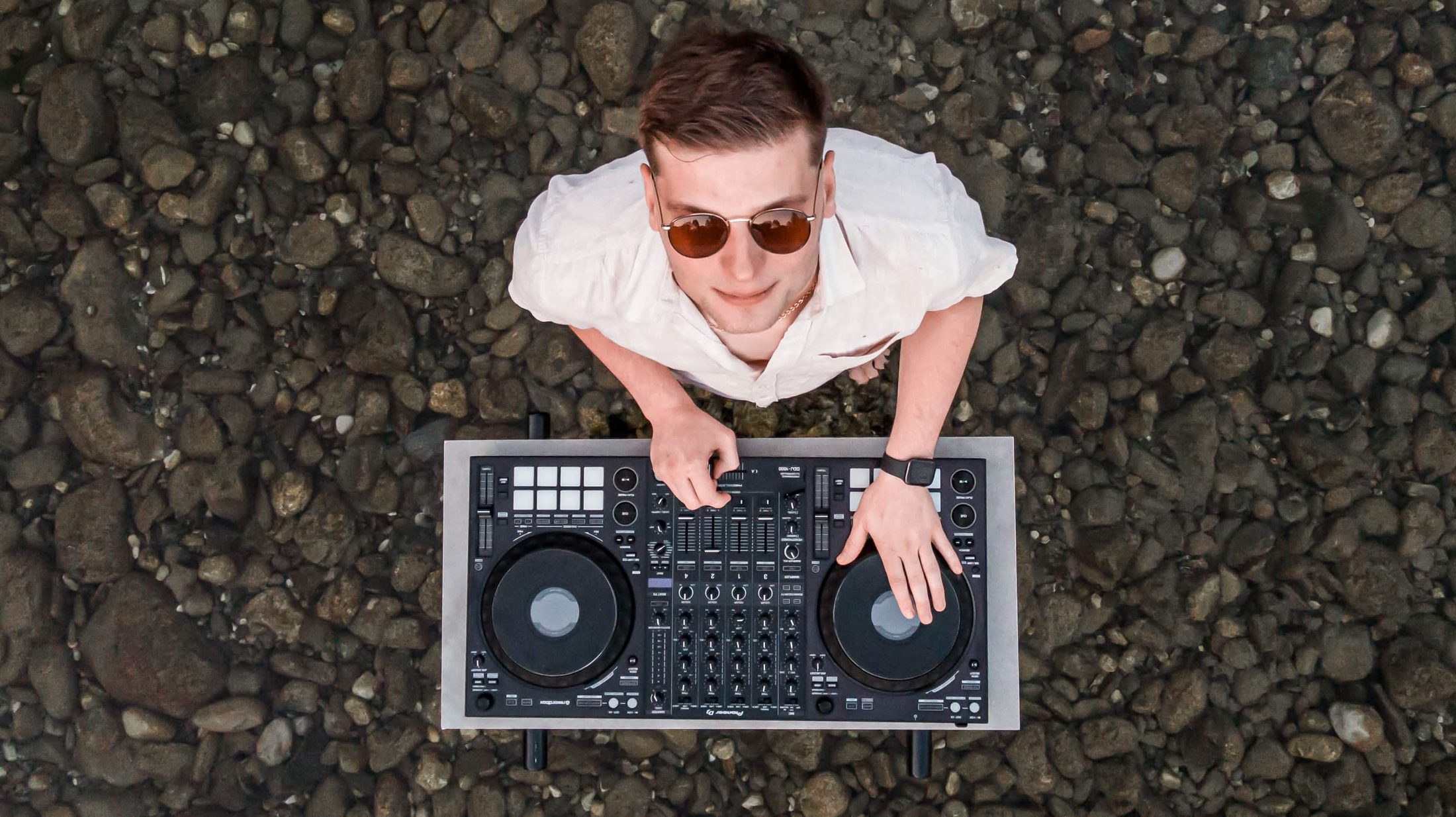 DJ Stone aux platines, vue du dessus